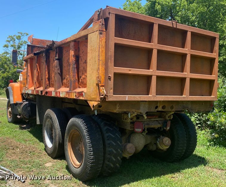 image for item JA9181 1988 Ford LT8000  dump truck