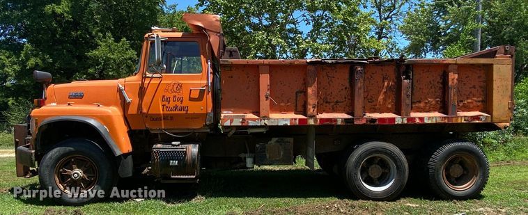 image for item JA9181 1988 Ford LT8000  dump truck