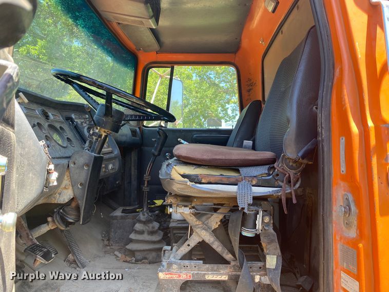 image for item JA9181 1988 Ford LT8000  dump truck