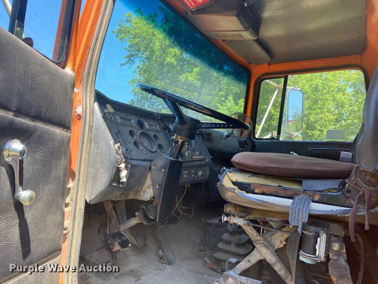 image for item JA9181 1988 Ford LT8000  dump truck