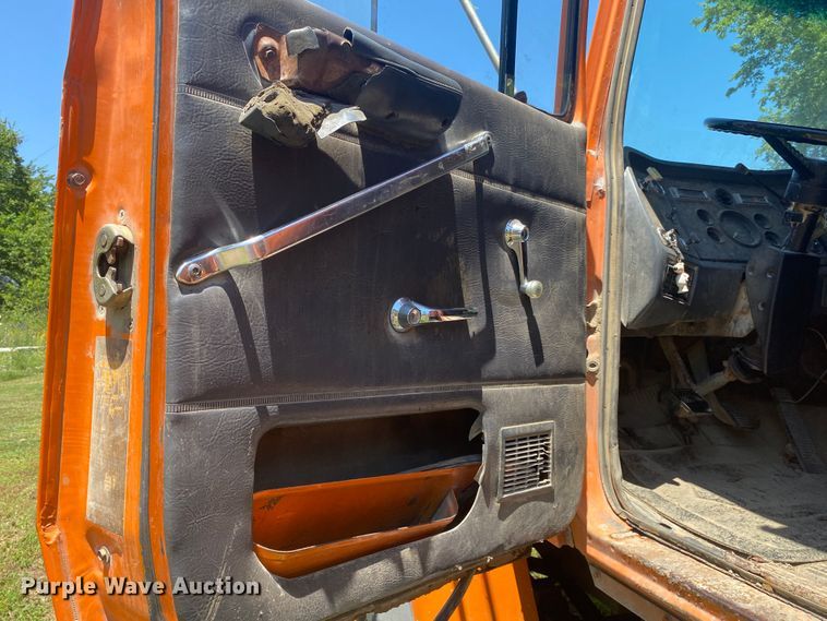 image for item JA9181 1988 Ford LT8000  dump truck