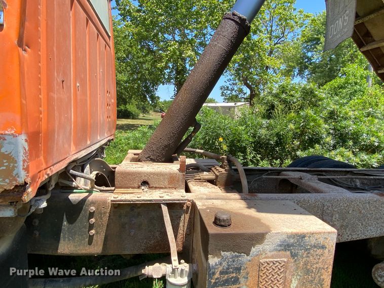 image for item JA9181 1988 Ford LT8000  dump truck