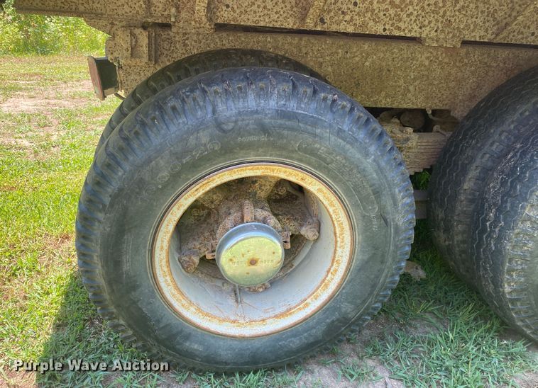 image for item JA9181 1988 Ford LT8000  dump truck