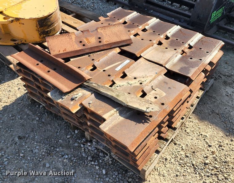 image for item JB9038 Caterpillar D6T  track pads