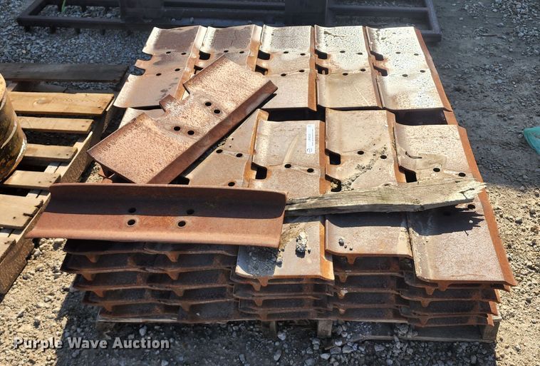 image for item JB9038 Caterpillar D6T  track pads