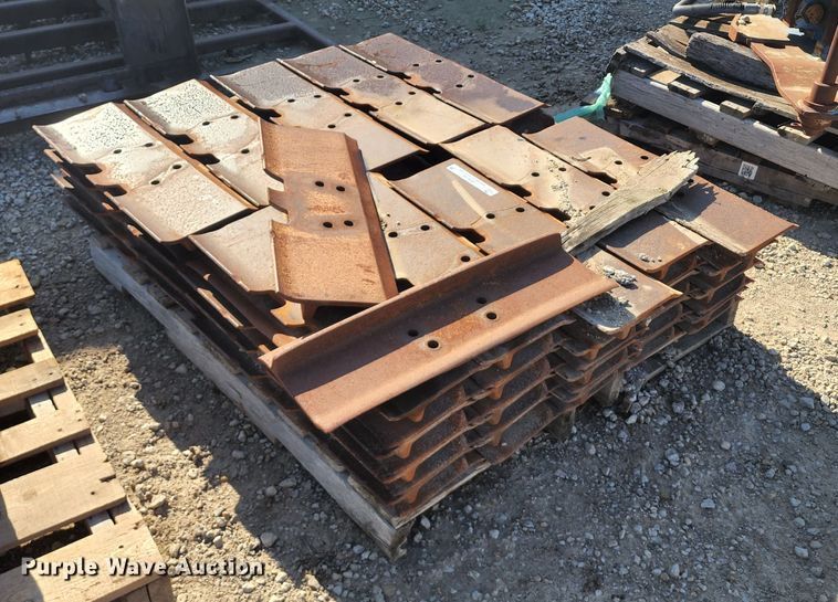 image for item JB9038 Caterpillar D6T  track pads