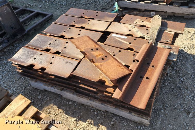 image for item JB9038 Caterpillar D6T  track pads