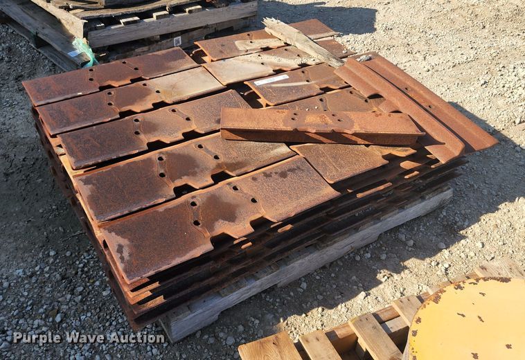 image for item JB9038 Caterpillar D6T  track pads