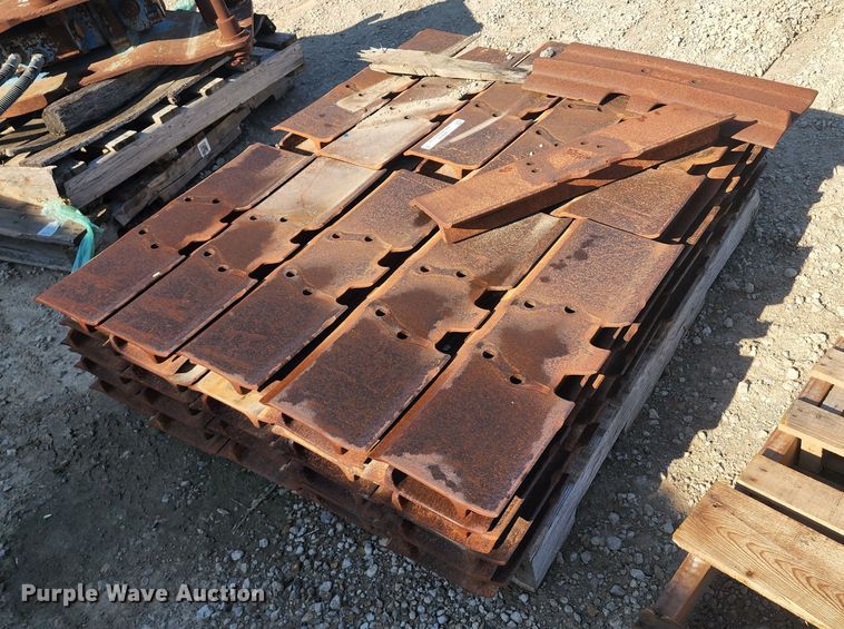 image for item JB9038 Caterpillar D6T  track pads