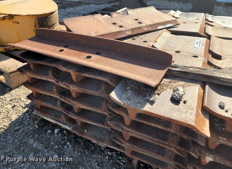 image for item JB9038 Caterpillar D6T  track pads