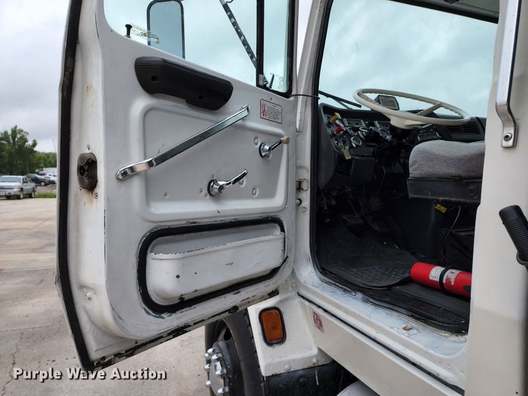 image for item JB9091 1993 Ford L9000  dump truck