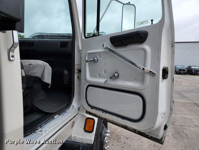 image for item JB9091 1993 Ford L9000  dump truck