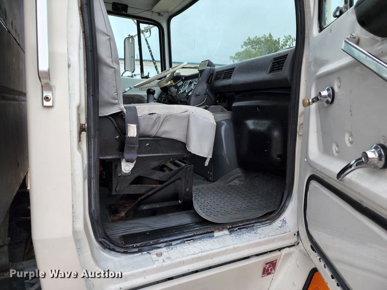 image for item JB9091 1993 Ford L9000  dump truck