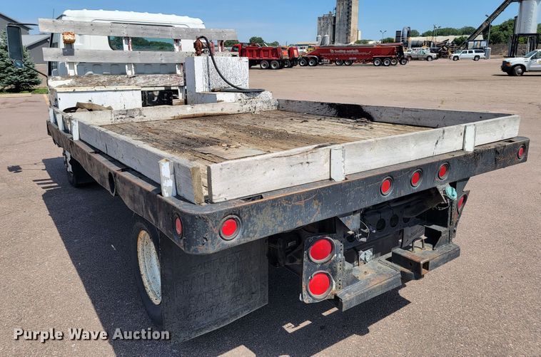 image for item JC9668 2003 GMC W4500  flatbed truck