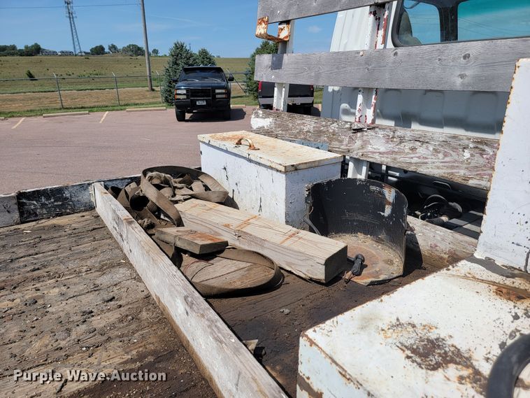 image for item JC9668 2003 GMC W4500  flatbed truck