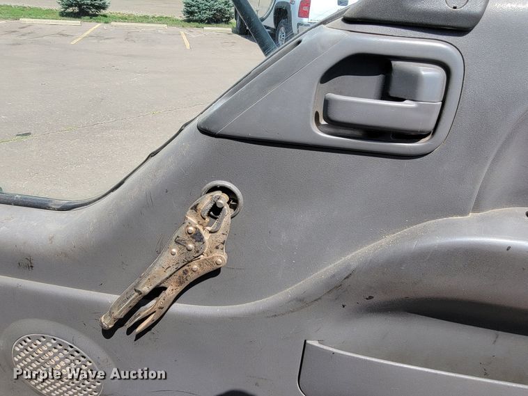 image for item JC9668 2003 GMC W4500  flatbed truck