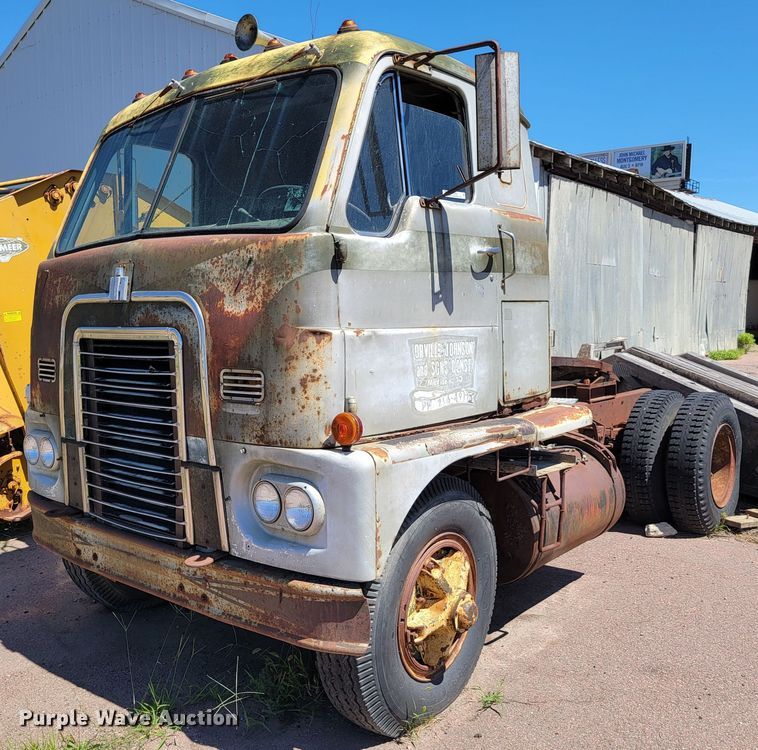 image for item JC9683 1963 International DC0405  semi truck