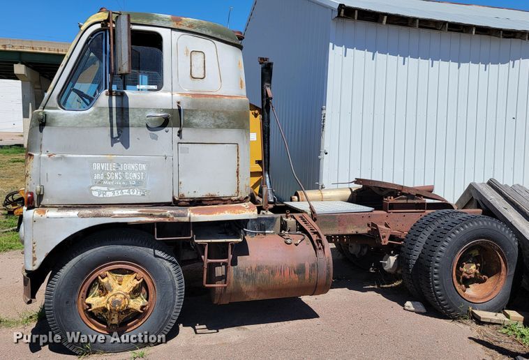 image for item JC9683 1963 International DC0405  semi truck