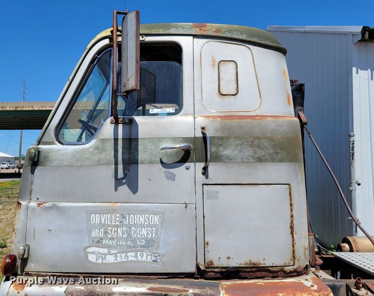 image for item JC9683 1963 International DC0405  semi truck