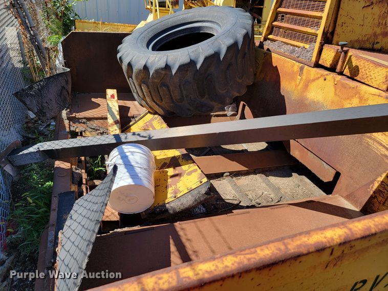 image for item JC9688 (2) pieces of construction equipment