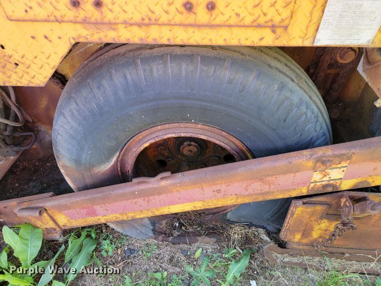 image for item JC9688 (2) pieces of construction equipment