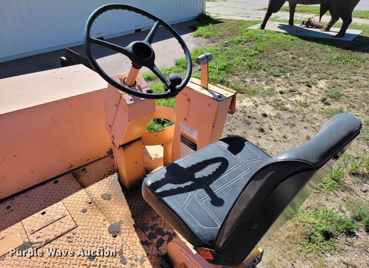 image for item JC9690 1995 Blaw-Knox PF161  paver