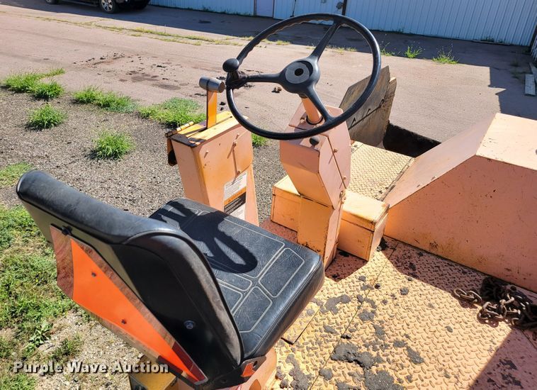 image for item JC9690 1995 Blaw-Knox PF161  paver