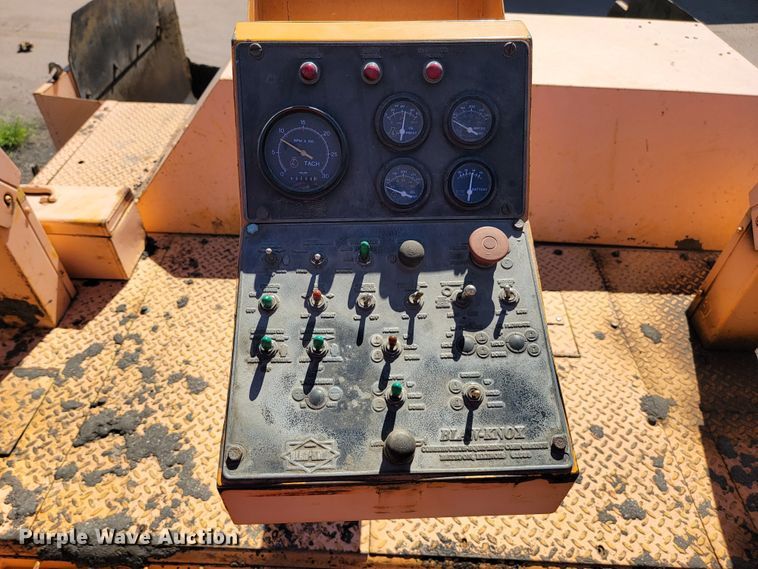 image for item JC9690 1995 Blaw-Knox PF161  paver