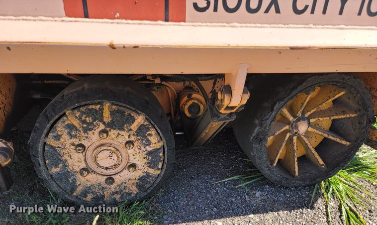 image for item JC9690 1995 Blaw-Knox PF161  paver