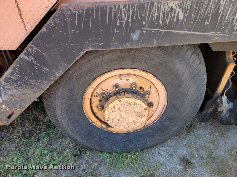 image for item JC9690 1995 Blaw-Knox PF161  paver