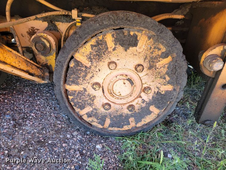 image for item JC9690 1995 Blaw-Knox PF161  paver