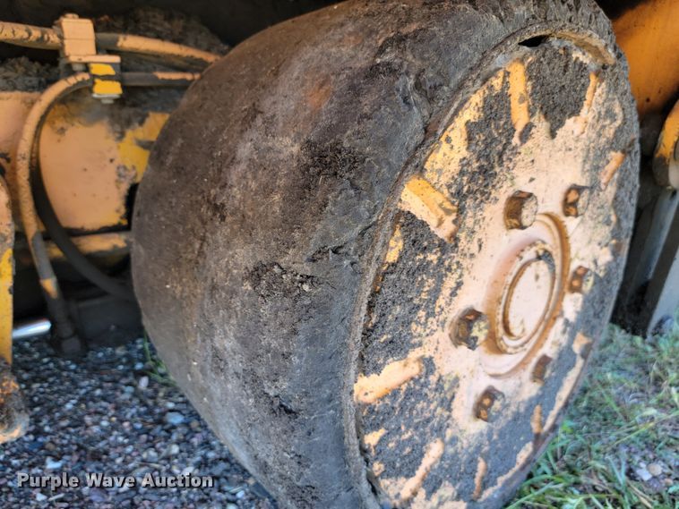 image for item JC9690 1995 Blaw-Knox PF161  paver