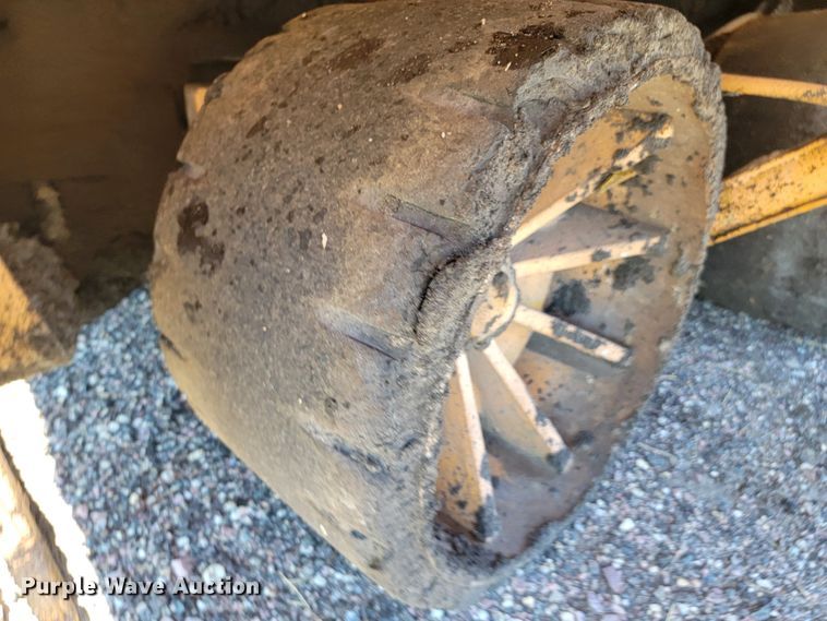 image for item JC9690 1995 Blaw-Knox PF161  paver