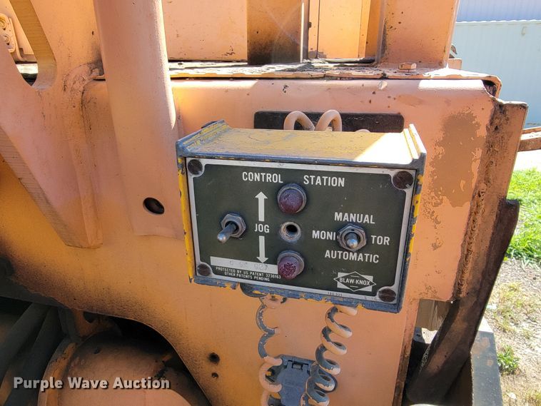 image for item JC9690 1995 Blaw-Knox PF161  paver