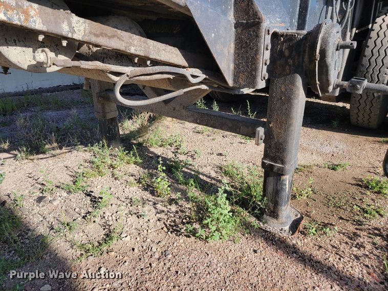 image for item JC9699 2001 Red River OLB326  live bottom trailer