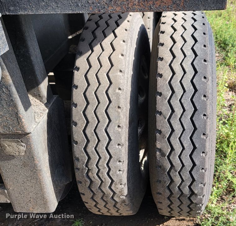 image for item JC9699 2001 Red River OLB326  live bottom trailer