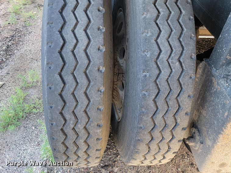 image for item JC9699 2001 Red River OLB326  live bottom trailer