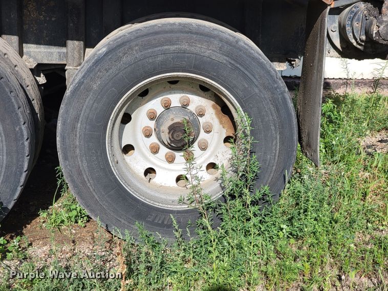 image for item JC9699 2001 Red River OLB326  live bottom trailer