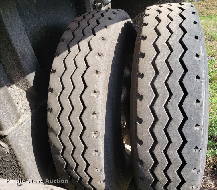 image for item JC9699 2001 Red River OLB326  live bottom trailer