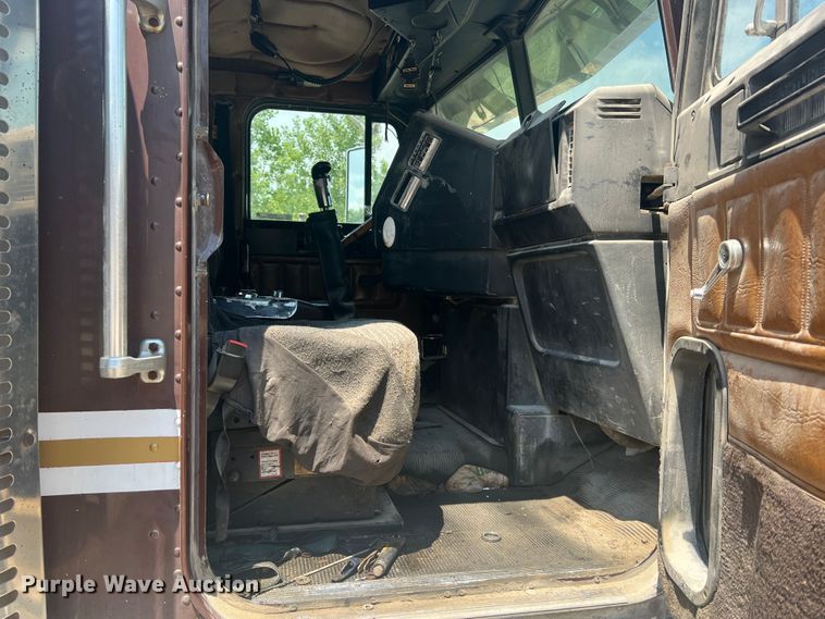 image for item JM9295 1994 Freightliner FLD  dump truck