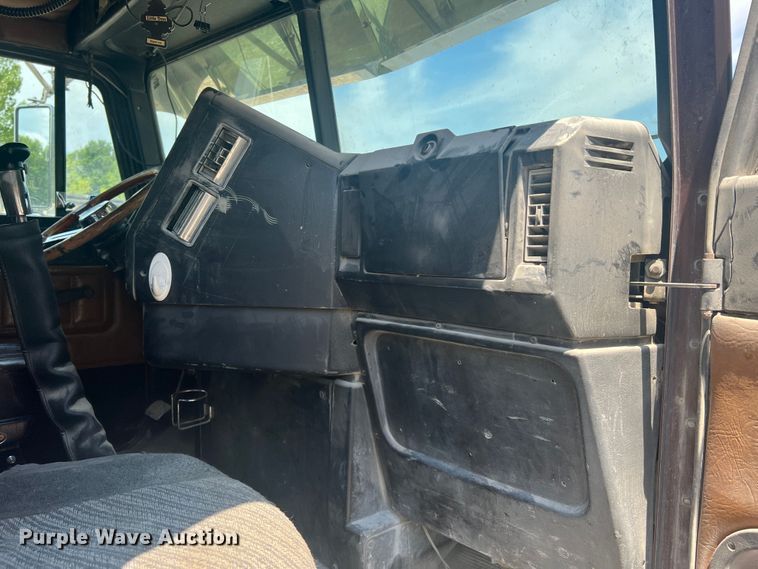 image for item JM9295 1994 Freightliner FLD  dump truck