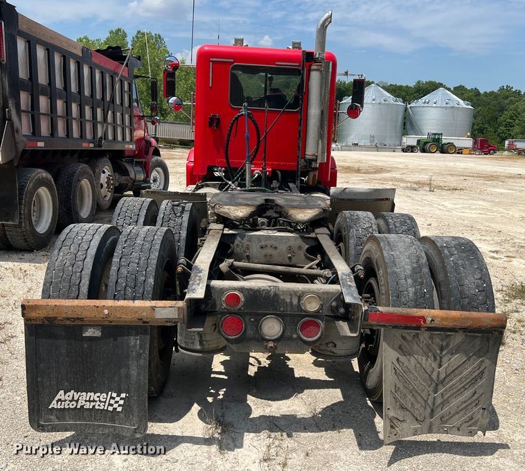 image for item JM9296 2003 Freightliner FLD  semi truck