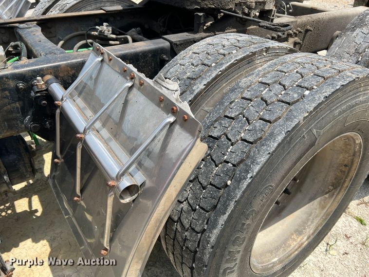 image for item JM9296 2003 Freightliner FLD  semi truck