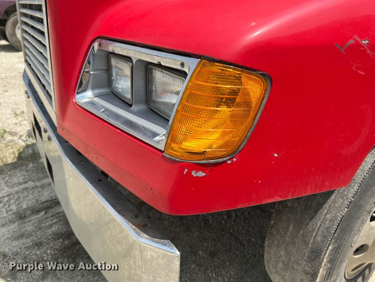 image for item JM9296 2003 Freightliner FLD  semi truck