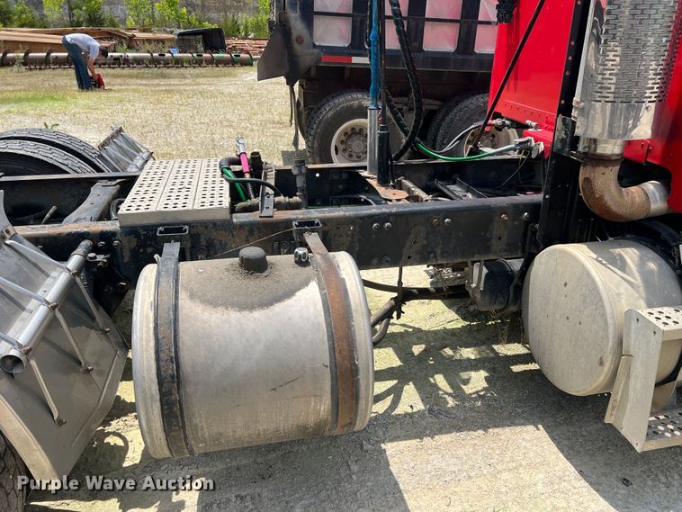 image for item JM9296 2003 Freightliner FLD  semi truck