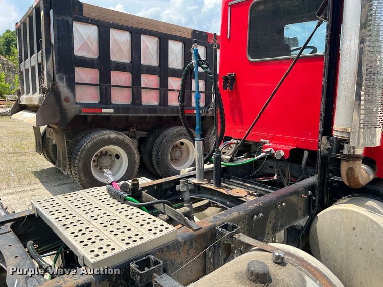 image for item JM9296 2003 Freightliner FLD  semi truck