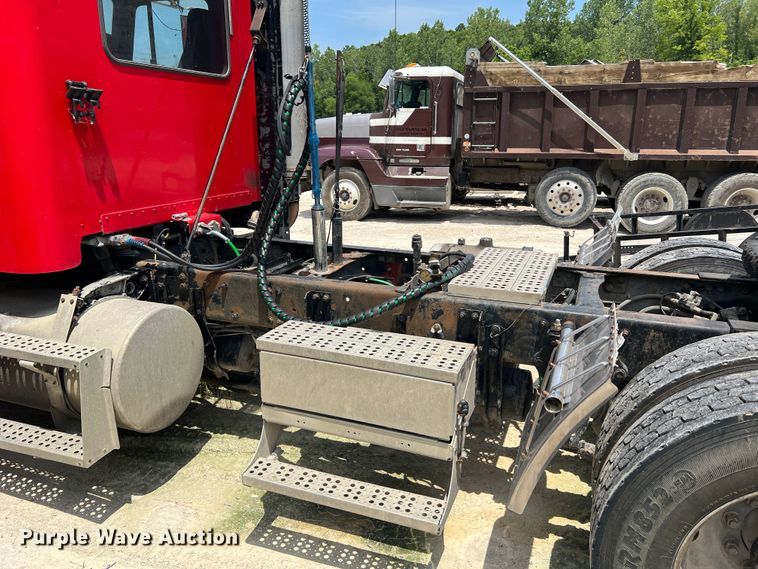 image for item JM9296 2003 Freightliner FLD  semi truck