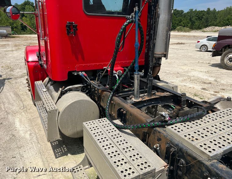 image for item JM9296 2003 Freightliner FLD  semi truck