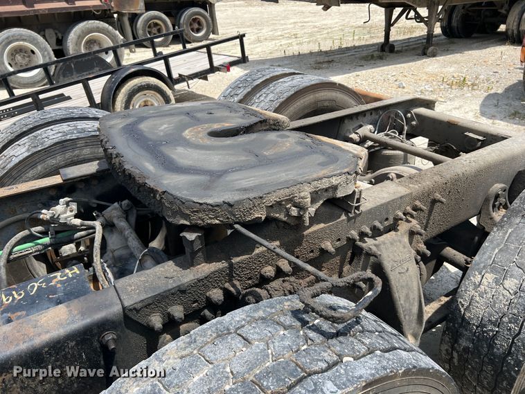 image for item JM9296 2003 Freightliner FLD  semi truck