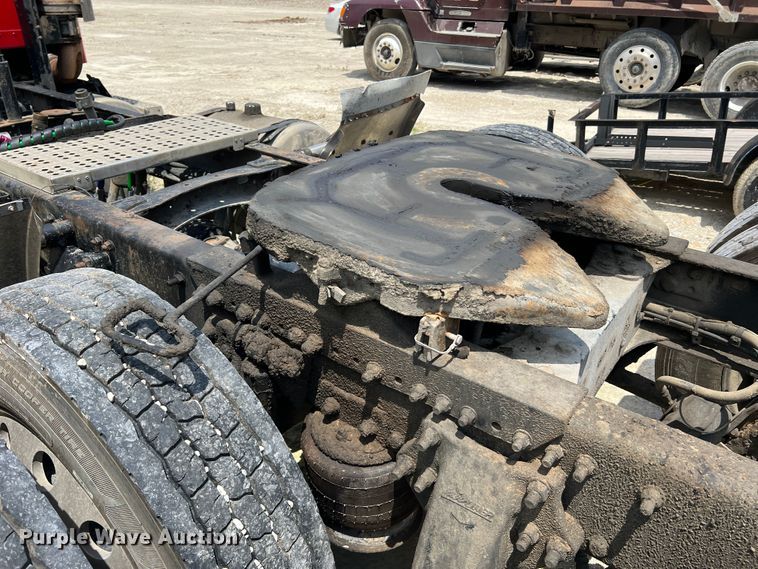 image for item JM9296 2003 Freightliner FLD  semi truck